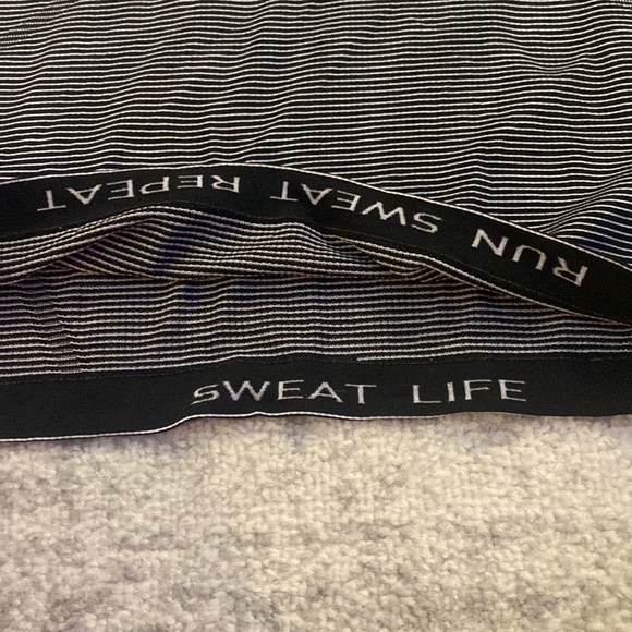 Lululemon tee - Picture 4 of 6